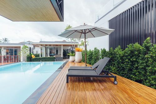 6 Tips for Cleaning Pool Decks and Surrounding Areas